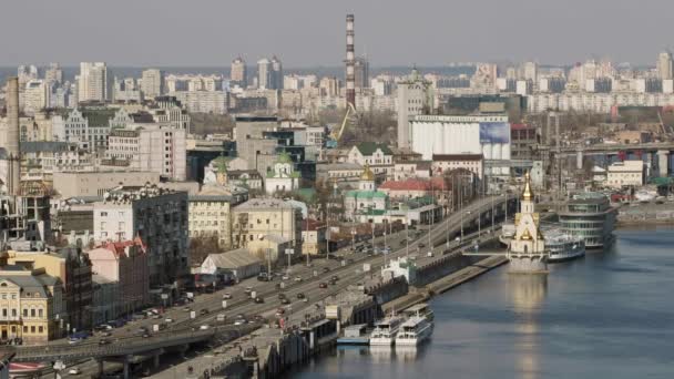 Vista superior do distrito de Podol e do rio Dnipro em Kiev, Ucrânia — Vídeo de Stock