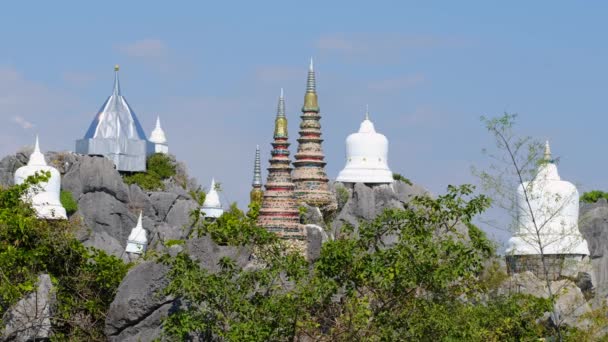 Świątynia Wat Chaloem Phra Kiat Phrachomklao Rachanusorn na wzgórzu, Północna Tajlandia — Wideo stockowe