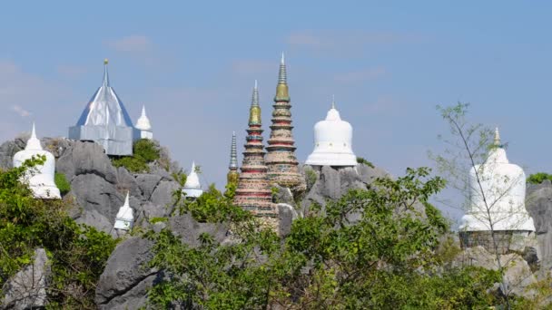 Wat Chaloem Phra Kiat Phrachomklao Rachanusorn tempel op de heuvel, Noord Thailand — Stockvideo