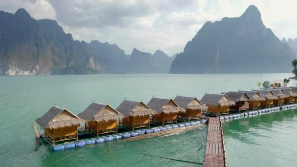 Raft hus på Cheow LAN Lake i Khao Sok National Park — Stockvideo