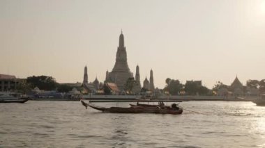 Bangkok 'ta gün batımında Wat Arun Tapınağı
