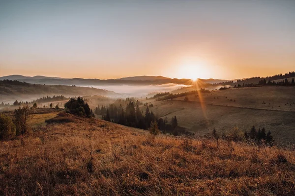 Lever de soleil dans le paysage des montagnes des Carpates — Photo