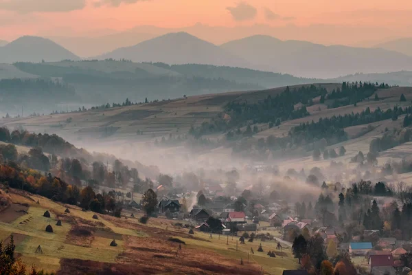 Paisagem de outono colorido na aldeia de montanha na Ucrânia — Fotografia de Stock