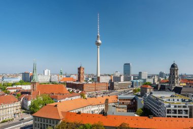Berlin katedrali ve televizyon kulesi ile Berlin şehir manzarası