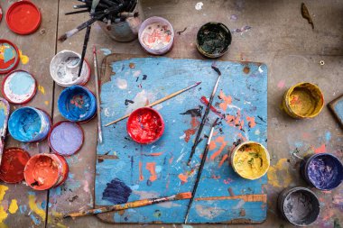 Yaratıcı çalışmaya hazır ahşap tahta ve hobi malzemeleri ile masanın üst görünümü