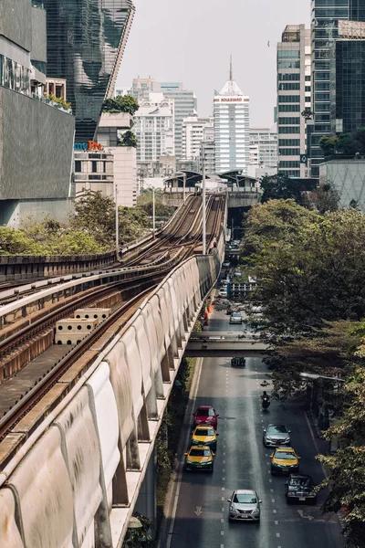 BTS skytrain está corriendo sobre la concurrida carretera en Bangkok, Tailandia — Foto de Stock