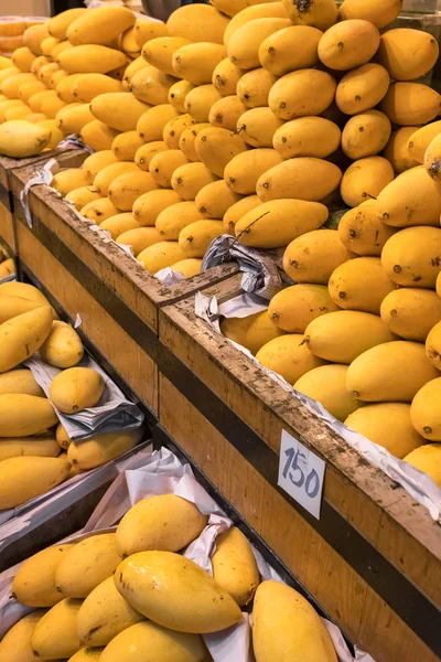 Pile of fresh yellow ripped Thai mango names Mamuang Kaew displayed on fruits stall shop — Stock Photo, Image