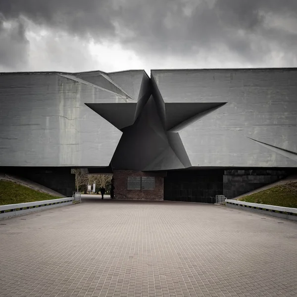 La entrada principal en forma de estrella soviética a la fortaleza del héroe de Brest, un monumento conmemorativo de la Segunda Guerra Mundial —  Fotos de Stock