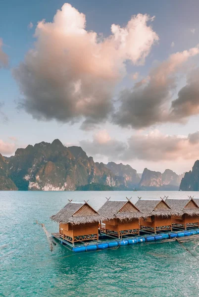 Case a poppa sul lago Cheow Lan nel parco nazionale di Khao Sok — Foto Stock