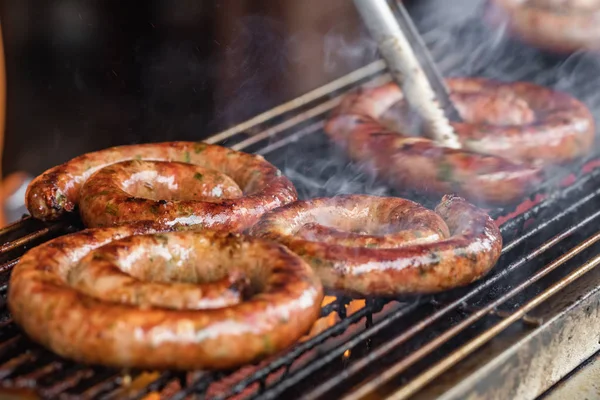 Izgara Kuzey Tay baharatlı sosis yakın çekim