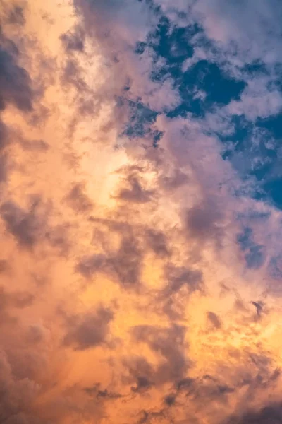 Schöne Wolkenlandschaft mit großen, aufbauenden Wolken bei Sonnenuntergang. — Stockfoto