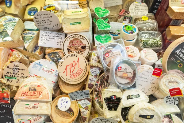 Різні види сиру на полицях в продуктовому магазині. — стокове фото