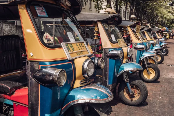 Tuk tuk táxi na estrada Kaosan em Bancoc . — Fotografia de Stock