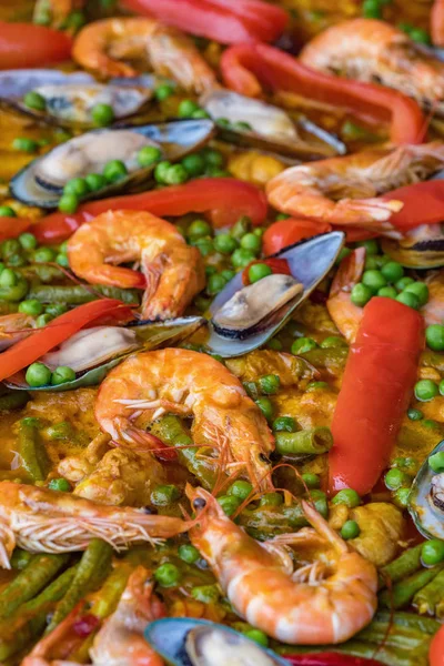 Biftek, karidesler ve sebzeler ile Fry Pan İspanyol deniz ürünleri paella — Stok fotoğraf