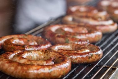 Izgara Kuzey Tay baharatlı sosis yakın çekim