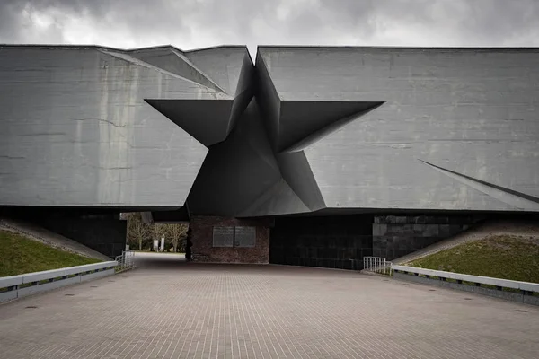 A entrada principal na forma de uma estrela soviética para a Fortaleza de Herói de Brest, um memorial de Segunda Guerra Mundial — Fotografia de Stock