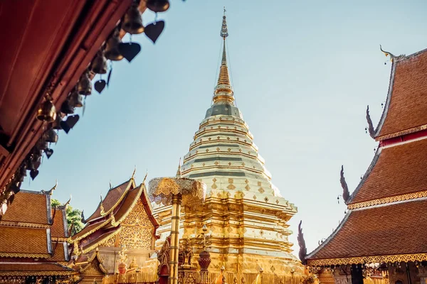 Chedi doré et parapluie dans le temple Wat Phra That Doi Suthep, Chiang Mai — Photo
