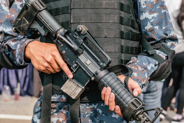 Soldado militar no reconocido sosteniendo su rifle de asalto —  Fotos de Stock