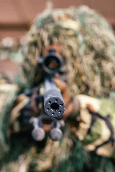 Getarnter Heckenschütze hält Opfer mit vorgehaltener Waffe fest — Stockfoto