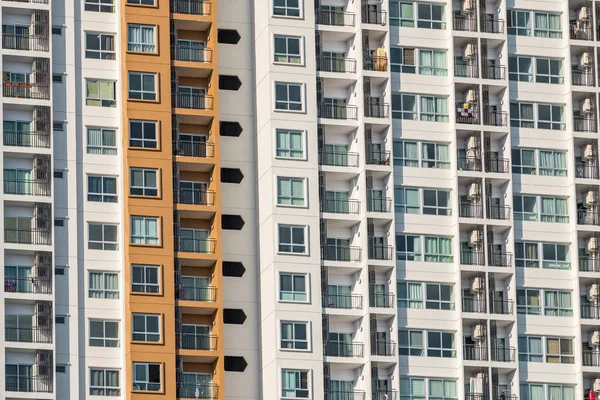 Textura de fondo de muchos balcones en el edificio de apartamentos de gran altura —  Fotos de Stock