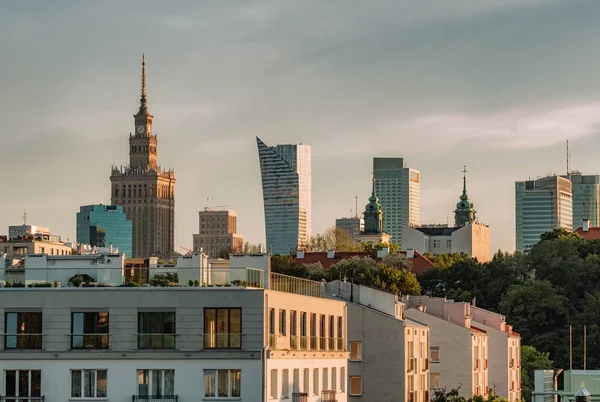 Skyline Varsovie avec Palais de la Culture et de la Science et gratte-ciel modernes au coucher du soleil — Photo