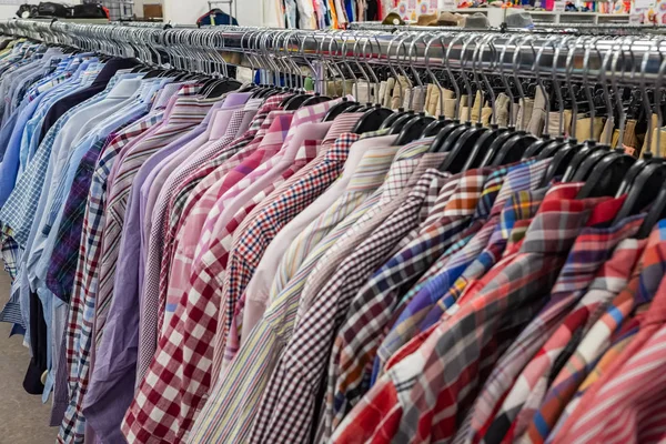 Begagnade kläder i marknaden — Stockfoto