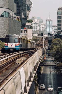 Bts skytrain Bangkok, Tayland yoğun yol üzerinde çalışıyor