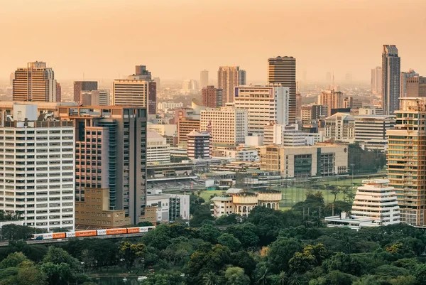 曼谷城市天际线与城市的摩天大楼，在日落时 — 图库照片