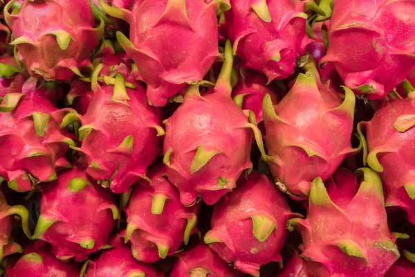 Mange Dragefrukter eller Pitaya som selges på markedet – stockfoto