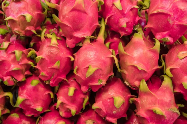 Muchas frutas Dragón o Pitaya se venden en el mercado — Foto de Stock