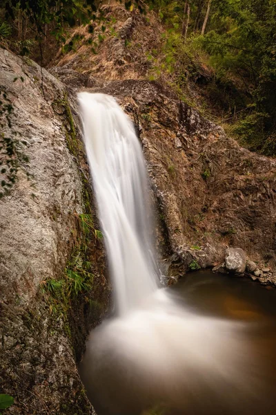 Long exposure shot of a beautiful small waterfall — Stock Photo, Image