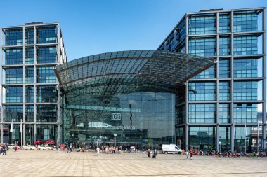 Berlin, Almanya - 21 Mayıs 2019 Berlin Merkez tren istasyonu Hauptbahnhof 'un ana girişi