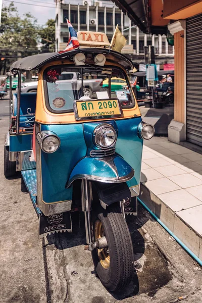 Bangkok Kaosan yolda Tuk tuk taksi. — Stok fotoğraf