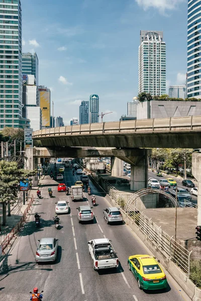 Každodenní provoz na rušné silnici v Bangkoku — Stock fotografie