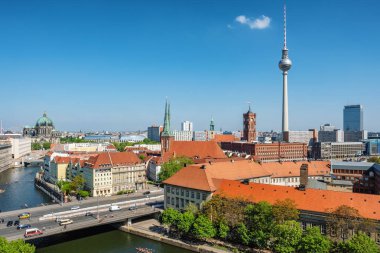 Berlin katedrali ve televizyon kulesi ile Berlin şehir manzarası