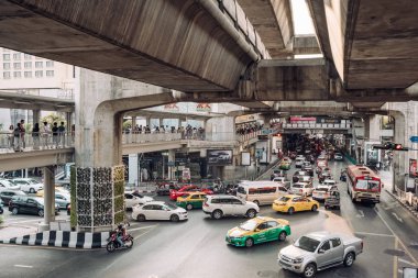 Bangkok, Tayland Pathumwan kavşakta Rama I sokakta Trafik