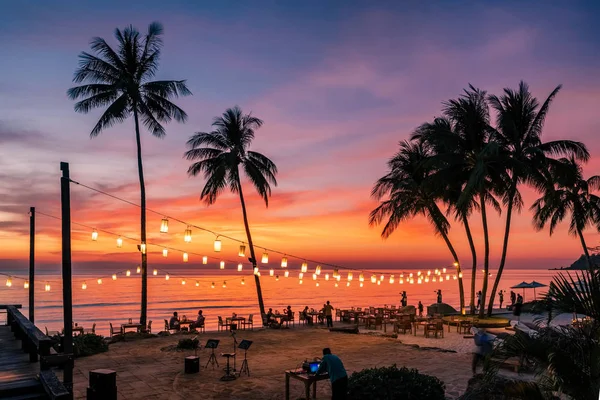 Потрясающий вид на закат солнца с пальмами, отражающимися в бассейне в роскошном островном курорте Таиланда — стоковое фото