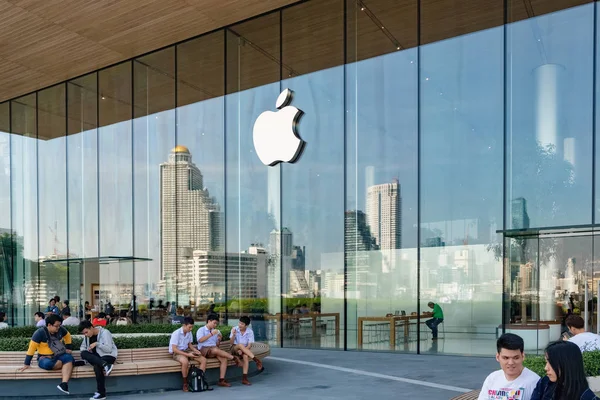 Apple Inc. logosu Bangkok, Tayland Iconsiam alışveriş merkezinde bir Apple mağazasında — Stok fotoğraf