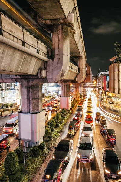 Ruch na ulicy Rama I na skrzyżowaniu Pathumwan w Bangkoku, Tajlandia — Zdjęcie stockowe