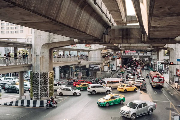 Ruch na ulicy Rama I na skrzyżowaniu Pathumwan w Bangkoku, Tajlandia — Zdjęcie stockowe