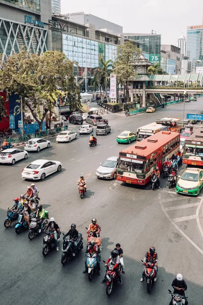 Tráfego na rua Rama I na junção de Pathumwan em Bangkok, Tailândia — Fotografia de Stock