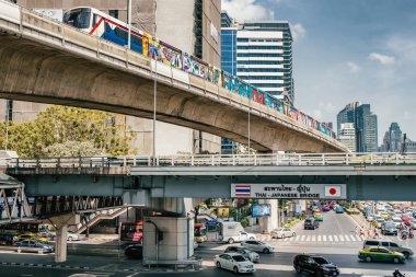 Bangkok, Tayland Tayland Japaniese brinde kavşak üzerinden geçen Bts tren.