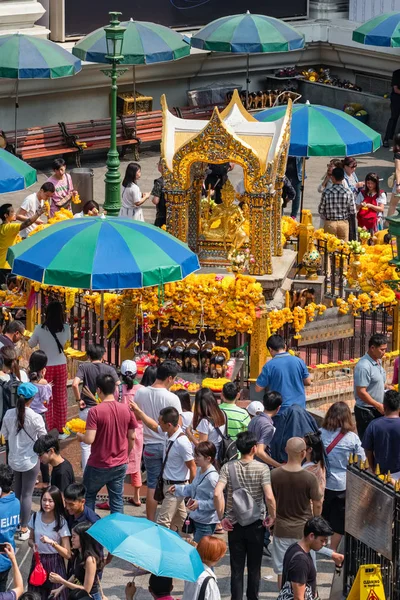 Many people pray respect the famous Erawan shrine at Ratchaprasong Junction in Bangkok capital city,Thailand. — Stock Photo, Image