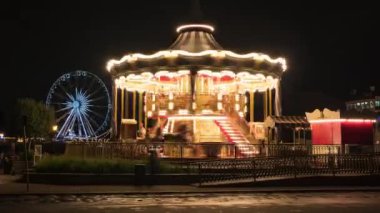 Vintage çocuk atlıkarınca gece aydınlatılmış zaman atlamalı