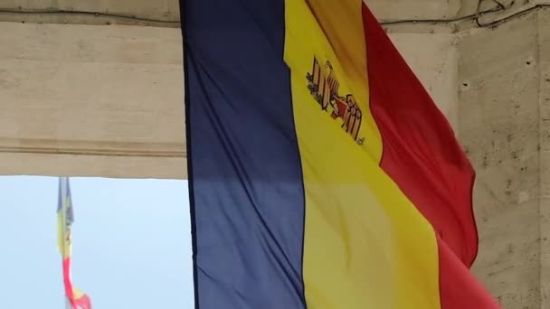 Флаг Молдавии размахивает в замедленной съемке — стоковое видео