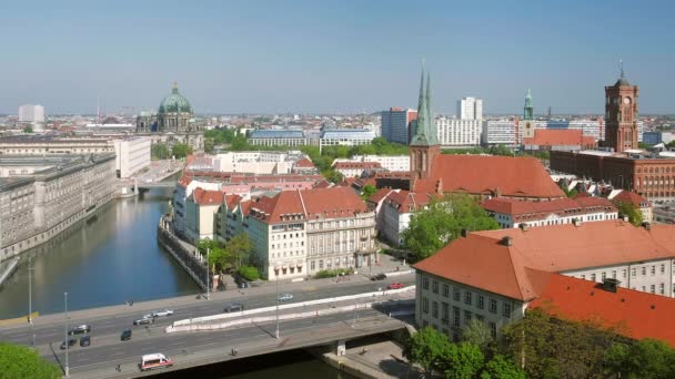 Güneşli bir günde Berlin katedrali ile Berlin şehir manzarası — Stok video