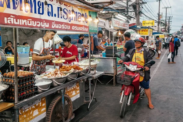 En oidentifierad gatuförsäljare som säljer nudlar i Hua Hin, Thailand — Stockfoto