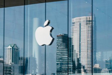 Apple Inc. logosu Bangkok, Tayland Iconsiam alışveriş merkezinde bir Apple mağazasında