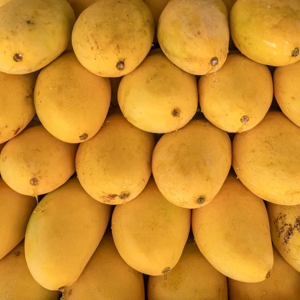 Mucchio di fresco giallo strappato nomi di mango thailandese Mamuang Kaew visualizzato sul negozio di frutta bancarella — Foto Stock