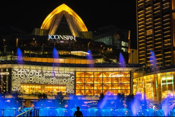 Iconsiam, Bangkok Chao Phraya Nehri üzerinde modern lüks alışveriş merkezi multimedya Çeşme gösterisi — Stok fotoğraf